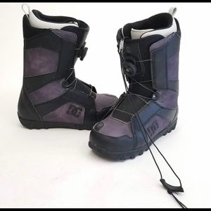 Snowboarding boots